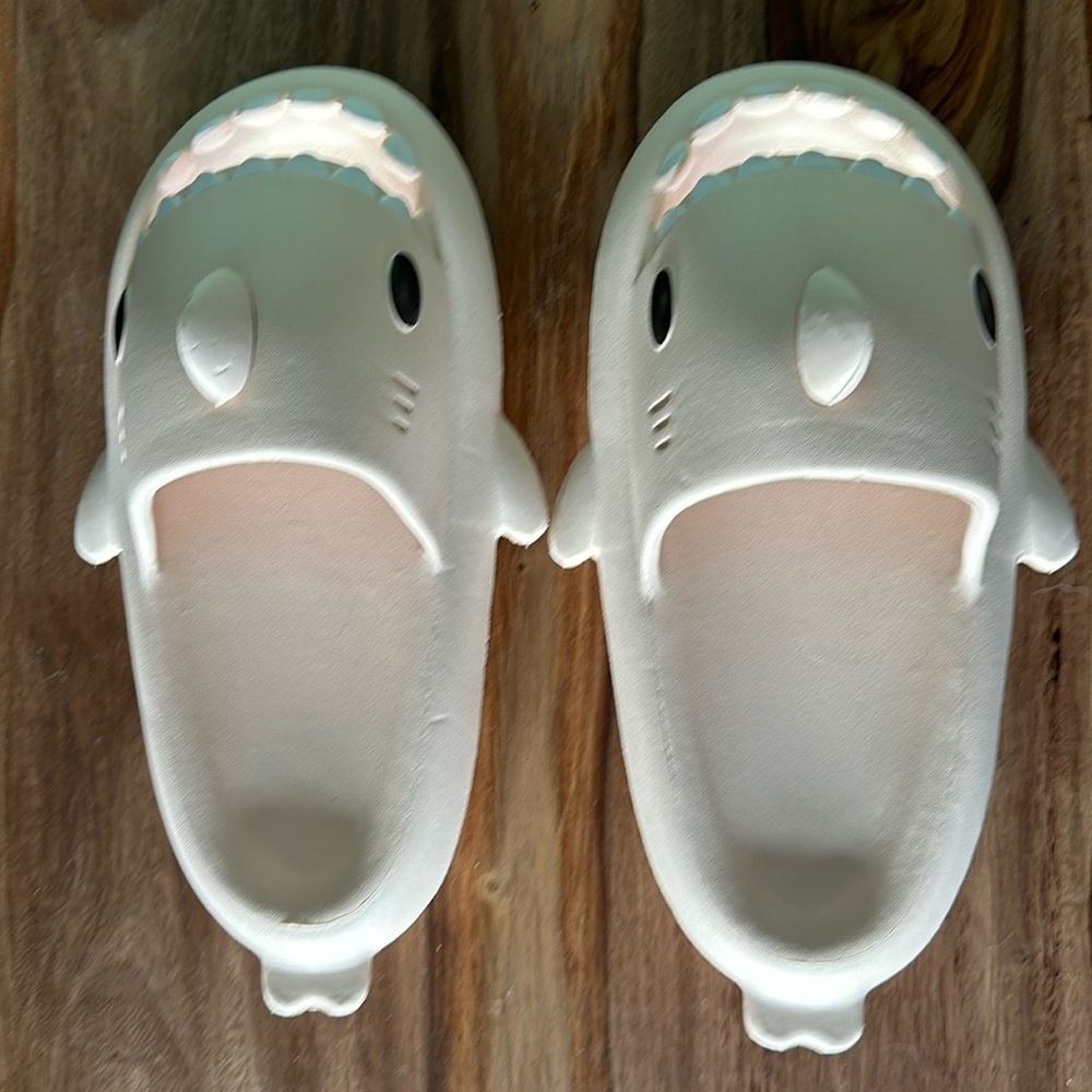 Shark slides pale yellow women’s SZ 9 NWT FUN Spring break Summer college dorm